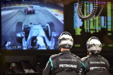 Los técnicos de Mercedes Benz siguen la carrera desde boxes.