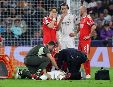 Tremendo susto tras el choque entre Eduardo Camavinga y Raúl Asencio. El defensa central se lleva la peor parte. Fue atendido por los servicios médicos que tras colocarle un collarín, es retirado en camilla. El árbitro aplicaba el protocolo para los golpes en la cabeza.