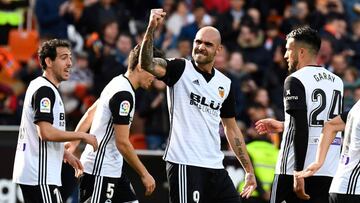 Valencia's Italian forward Simone Zaza (C) celebrates a goal during the Spanish League football match between Valencia CF and Deportivo Alaves at the Mestalla stadium in Valencia on March 17, 2018. / AFP PHOTO / JOSE JORDAN