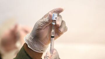 A healthcare worker prepares a syringe with a vial of the J&J/Janssen Covid-19 vaccine at a temporary vaccination site at Grand Central Terminal train station on May 12, 202 in New York City. (Photo by Angela Weiss / AFP)