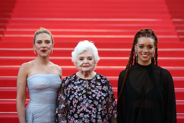 Scarlett Johansson, directora de "Eleanor the Great", junto a Erin Kellyman y June Squibb.