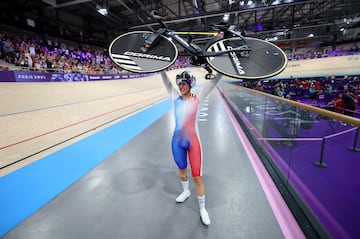 Marie Patouillet, de Francia, celebra después de ganar la medalla de plata en la contrarreloj de 500 m C4-5 femenina.