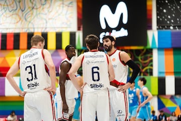 Los jugadores del S?lbo San Pablo Burgos Lapornik, Gudmundsson, Daz y, al fondo, Wembi, en la vuelta de los cuartos de la Copa Espa?a ante el Movistar Estudiantes.