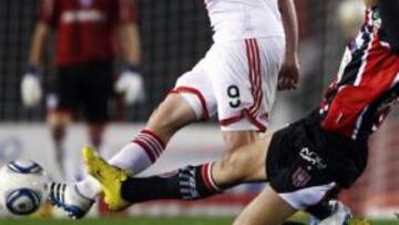 <b>SUFRIENDO. </b>Cavenaghi no ha consigue llevar al triunfo a River.