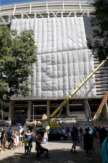 Vista frontal de las lamas de acero del Santiago Bernabéu.