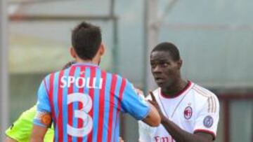 Balotelli con Spolli en el momento de la discusión.