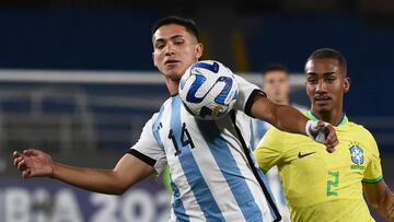 Argentina�s Nahuel Genez (L) and Brazil�s Arthur (R) vie for the ball during their South American U-20 championship first round football match at the Pascual Guerrero Stadium in Cali, Colombia, on January 23, 2023. (Photo by JOAQUIN SARMIENTO / AFP)