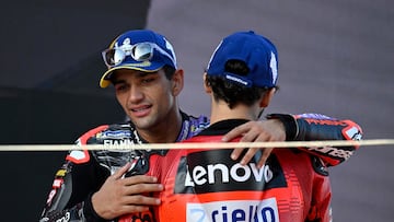 Abrazo entre Martinator y Pecco en el podio de Montmeló.