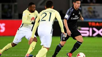 Real Madrid's midfielder James Rodriguez (R) dribbles the ball during the Club World Cup semi-final football match between Mexico's Club America and Spain's Real Madrid at Yokohama International stadium in Yokohama on December 15, 2016. / AFP PHOTO / TOSHIFUMI KITAMURA
