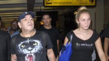 Diego Maradona y su actual pareja,  Rocio Olivia en una foto tomada el pasado d&iacute;a 29.