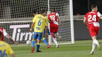 Las Palmas se desangra en defensa