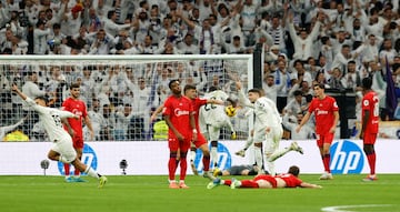 El jugador del Real Madrid, Fede Valverde, marca el 2-0 al Sevilla. 