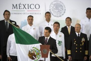 El presidente de México realizó el abanderamiento de los atletas mexicanos que participaran en los Juegos Olímpicos de Rio 2016. La atleta Daniela Campuzano fue la encargada de recibir el lábaro patrio 