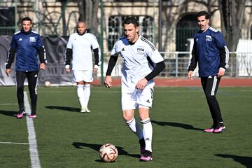 Maxi Rodr¨ªguez corriendo con el bal¨®n durante el Torneo de Leyendas antes de la gala del The Best 2022 en el Centro Deportivo Emilie Antoine, en Par¨ªs cerca de la Torre Eiffel.