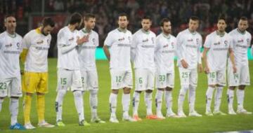 Athletic-Córdoba. Los jugadores antes del encuentro con camisetas con el hashtag #futbolsinviolencia