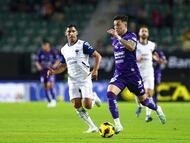 Ricardo Chavez (L) of Monterrey fights for the ball with Anderson Duarte (R) of Mazatlan during the 9th round match between Mazatlan FC and Monterrey as part of the Liga BBVA MX, Torneo Clausura 2025 at El Encanto Stadium, on February 25, 2025 in Mazatlan, Sinaloa, Mexico.