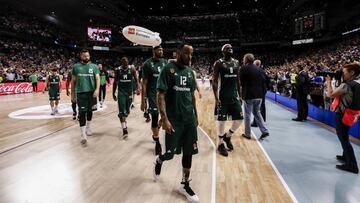 Los jugadores del Panathinaikos abandonan el WiZink Center tras la derrota en el cuarto partido de cuartos ante el Real Madrid.