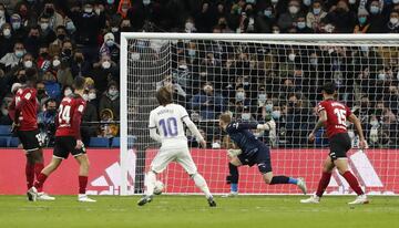 Ocasión Luka Modric. El jugador croata manda el balón al larguero de Jasper Cillessen.