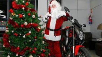 <b>UN MOTERO. </b>Papá Noel está listo para iniciar en unas horas su recorrido en moto a lo largo y ancho de nuestra geografía para cumplir con todos los hogares españoles.