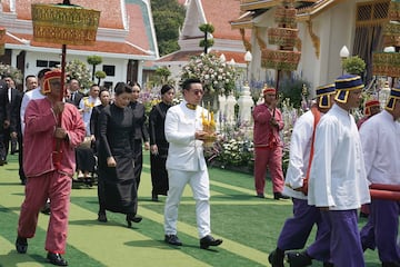 Aiyawatt Srivaddhanaprabha, hijo de Vichai, en el funeral budista en honor a su padre.