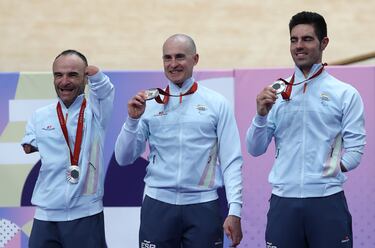 El ciclismo, se divide en trece clases, representadas por una letra que identifica el tipo de bicicleta que se utiliza (B, C, H o T) y por un número, en función del grado de discapacidad. Cuanto más bajo es el número, mayor es la afectación funcional.