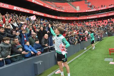 Jauregizar repartiendo regalos a la afición. 

 