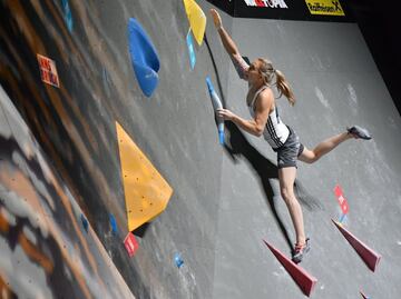 La joven escaladora de 22 años fue una de las revelaciones de los Juegos de Tokio tras lograr la medalla de oro en la prueba de escalada, que se estrenaba en el panorama olímpico. Garnbret acumula hasta siete medallas (seis oros) en el Campeonato Mundial de Escalada entre los años 2016 y 2019. Es una de las más talentosas promesas de este deporte.