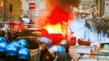 Naples (Italy), 15/03/2023.- A police car set on fire during clashes with Eintracht Frankfurt supporters in Naples, Italy, 15 March 2023, ahead of the UEFA Champions League Round of 16, 2nd leg match between SSC Napoli and Eintracht Frankfurt. (Incendio, Liga de Campeones, Italia, Nápoles) EFE/EPA/CIRO FUSCO
