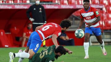 El defensa del Granada Germán derriba a Villalibre.