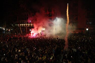 Los aficionados del Barcelona celebran en su rincón sagrado, la Fuente de Caneletes, el vigesimoséptimo título de Liga.
