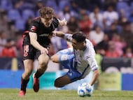 MEX3427. PUEBLA (MÉXICO), 30/01/2026.- Carlos Baltazar (d) de Puebla disputa el balón con Marcel Ruiz (i) de Toluca este viernes, durante un partido del torneo Clausura 2026 de la Liga MX en el estadio Cuauhtémoc en Puebla (México). EFE/ Hilda Ríos