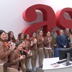 Las Guerreras mostraron su plata en la redacción de AS