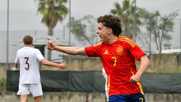 Dani Díaz celebra su gol ante Letonia.
