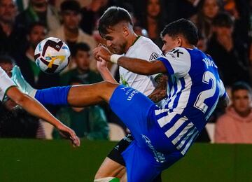 Dani Fernández, en pugna con Javi López, del Alavés.