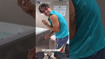 Está fracturado y aún así le hicieron esta broma en el vestidor
