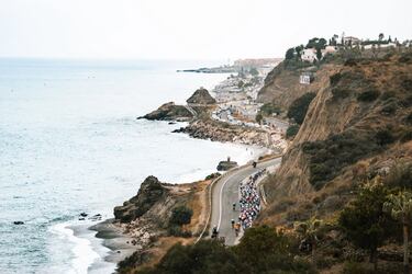 El pelotón de La Vuelta completó los 189 kilómetros entre Roquetas de Mar y Rincón de la Victoria, una jornada prácticamente a la vera del litoral del Mediterráneo, como en esta imagen. Procedente de la fuga de la décima etapa, Michael Storer logró su segundo triunfo en la edición gracias a su ataque en el puerto de Almáchar. 