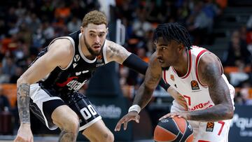 VALENCIA, 21/12/2023.- El alero francés del Virtus Gabriel Isaïa Cordinier (i) defiende al base estadounidense del Valencia Basket, Chris Jones durante el partido correspondiente a la Jornada 16 de la EuroLiga que Valencia Basket y Virtus de Bolonia disputan hoy jueves en el pabellón de la Fuente de San Luis, en Valencia. EFE/Miguel Ángel Polo
