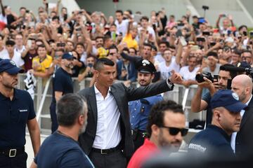 Cristiano Ronaldo llegando a Turn para pasar el reconocimiento mdico con su nuevo equipo. 