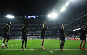 Toby Alderweireld (3dR) of Tottenham Hotspur warms up22 with teammates Moussa Sissoko (L), Serge Aurier (2ndL), Christian Eriksen (2ndR) and Harry Winks (R) during their warming-up prior to start the UEFA Champions League group H match between Real Madrid