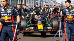 Los mecánicos de Red Bull empujan el coche de Verstappen hasta la parrilla de salida del GP de Australia.