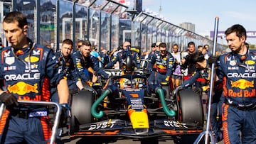 Los mec¨¢nicos de Red Bull empujan el coche de Verstappen hasta la parrilla de salida del GP de Australia.