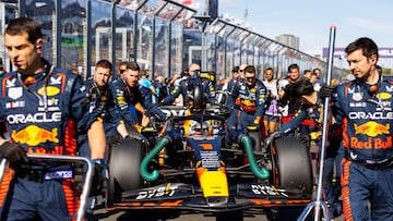 Los mecánicos de Red Bull empujan el coche de Verstappen hasta la parrilla de salida del GP de Australia.