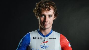 El ciclista Valentin Madouas posa con el maillot del Groupama-FDJ.