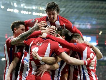 LEV01. LEVERKUSEN (ALEMANIA), 21/02/2017.- El jugador Sa&uacute;l Niguez (c) del Atl&eacute;tico de Madrid celebra la anotaci&oacute;n de un gol junto a sus compa&ntilde;eros hoy, martes 21 de febrero de 2017, durante un partido entre Bayer Leverkusen y Atl&eacute;tico de Madrid de la Liga de Campeones, que se disputa en Leverkusen (Alemania). EFE/FRIEDEMANN VOGEL