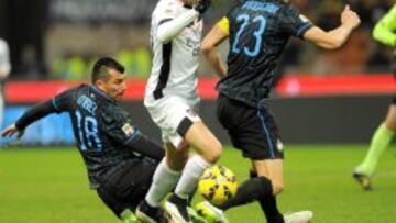 La lucha de Medel en el mediocampo de su equipo. 