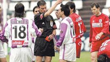 <b>SHOW MEGÍA</b>. El árbitro sacó trece amarillas, expulsó a tres jugadores del Valladolid y se inventó un penalti.