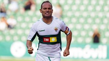 Nino celebra uno de sus goles con el Elche.