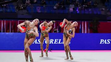 Equipo ruso de gimnasia rítmica en la Copa del Mundo de Pesaro 2021.