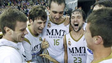 Velickovic, Tomic, Begic, Llull, Su&aacute;rez y Carroll celebran el t&iacute;tulo de Copa en el Sant Jordi, el 19 de febrero de 2012.