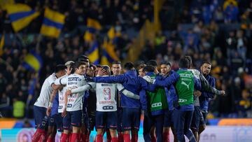 Jugadores de Rayados celebran una victoria sobre Tigres en el Volcán Universitario.